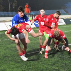 Některé obránce Rumunska šlo normálně zahodit do autu, jak vidíte na obrázku