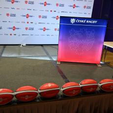 Míče na jevišti s letopočty 1926 a 2026 připomínaly století českého ragby