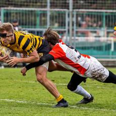 Ukázkové skládání při ragby, což je způsob, jak zastavit protohráče, aby nepokračoval ve hře