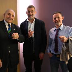 Francouzi David Courteix a Lionel Perrin při rozhovoru s legendárním ragbistou Eduardem Krütznerem seniorem