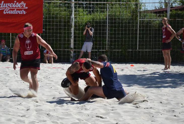 Ragby na písku desítky plážových ragbistů hrají v Praze