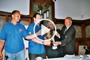 Hraje se o pohár Weba Ellise, který byl v roce 2006 k vidění v Praze. Medákovy dojmy z MS 2023 po osmi prvních duelech