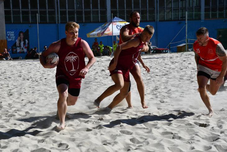 Když za 7 hodin odehraje 14 týmů 27 zápasů na písku. Takový byl turnaj v plážovém ragby Když za 7 hodin odehraje 14 týmů 27 zápasů na písku. Takový byl turnaj v plážovém ragby