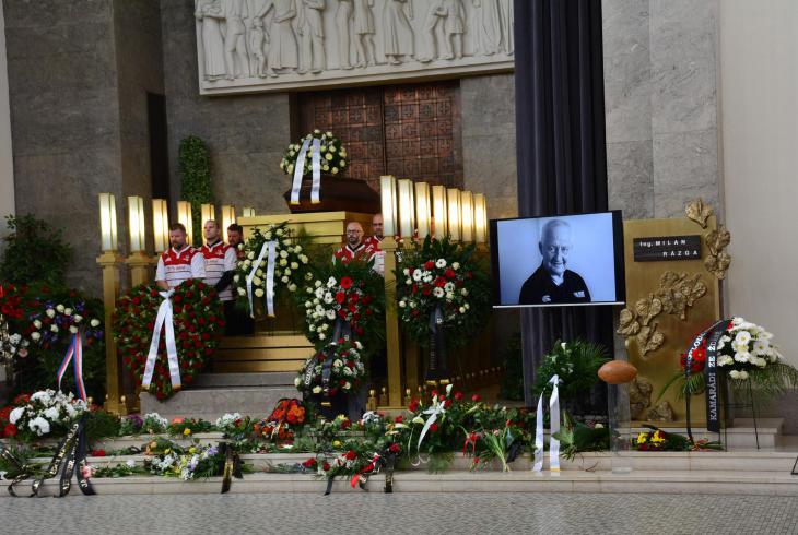 Ragbisté se rozloučili s Milanem Rázgou, s osobností, která se zapsala do historie hry se šiškou Ragbisté se rozloučili s Milanem Rázgou, s osobností, která se zapsala do historie hry se šiškou