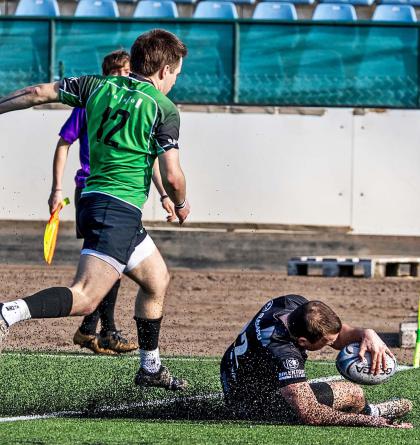 Trofej Poháru šesti národů shořela v nabouraném  autě a Italové poprvé porazili Anglii