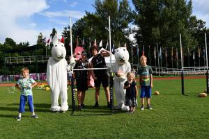 Ragby si alespoň na chvilku ve Stromovce zahrály i Klára a Adéla v kožíšcích králíků Ragby si alespoň na chvilku ve Stromovce zahrály i Klára a Adéla v kožíšcích králíků