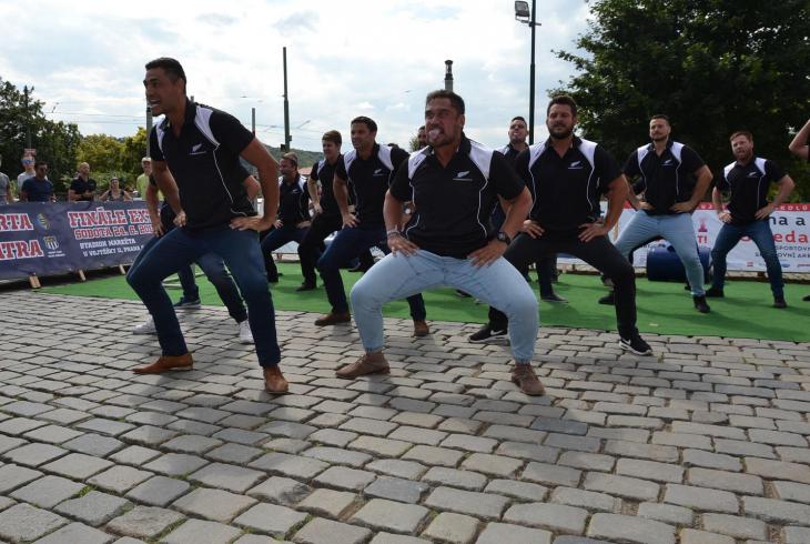 Haka to je docela marketinkově skvěle uchopený folklór ve prospěch ragbyového míče Haka to je docela marketinkově skvěle uchopený folklór ve prospěch ragbyového míče