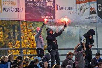 Dýmovnice, světlice a další nebezpečné předměty do hledišť ragbyových hřišť nepatří