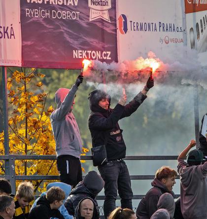 Dýmovnice, světlice a další nebezpečné  předměty  do hledišť ragbyových  hřišť nepatří