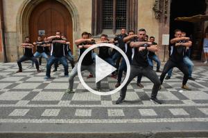 Novozélandští ragbisté vedle orloje předvedenou hakou na chvíli zastavili turistický provoz Novozélandští ragbisté vedle orloje předvedenou hakou na chvíli zastavili turistický provoz
