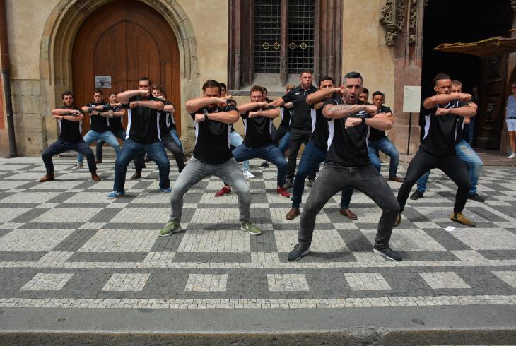 Novozélandští ragbisté vedle orloje předvedenou hakou na chvíli zastavili turistický provoz Novozélandští ragbisté vedle orloje předvedenou hakou na chvíli zastavili turistický provoz