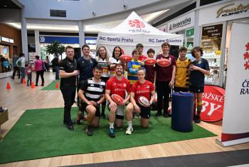 Co to je ragby, to poznali návštěvníci obchodního centra na Novodvorské v Praze