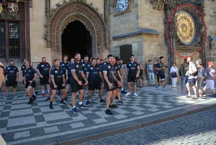 Novozélandští ragbisté vedle orloje předvedenou hakou na chvíli zastavili turistický provoz