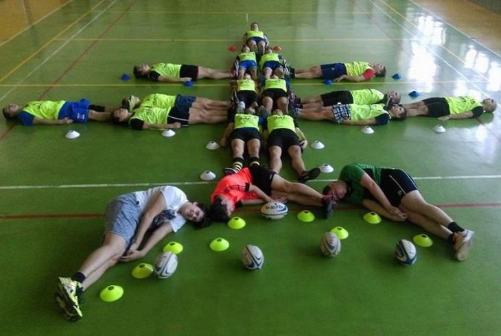 Junioři Slovenska v ragby místo do mlýna se zavázali do kříže, který je součástí státního znaku Junioři Slovenska v ragby místo do mlýna se zavázali do kříže, který je součástí státního znaku