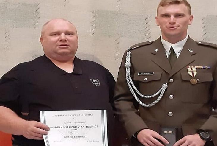 Ragbyový reprezentant Jan Kohout převzal armádní vyznamenání za účast na misi Ragbyový reprezentant Jan Kohout převzal armádní vyznamenání za účast na misi