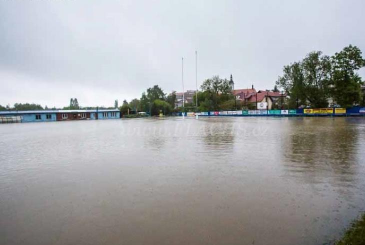 Pod vodou je stadión Josefa Kohouta v Říčanech